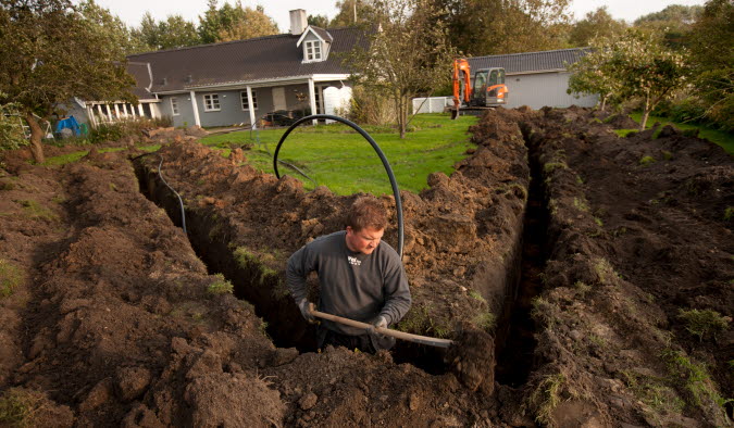 Hvordan foregår det når der skal graves jordslanger ned i min have?